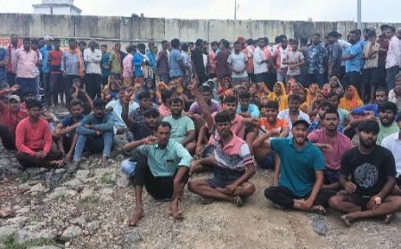 उपचार के दौरान झुलसे संविदा कर्मी की हुई मौत, आक्रोशित परिजनों ने विधुत उपकेंद्र के गेट पर किया जमकर धरना प्रदर्शन