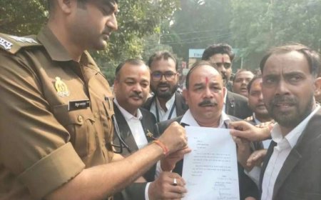 निबंधन मित्र के विरोध में उतरे अधिवक्ता सर्किट हाउस के बाहर प्रदर्शन कर सौपा ज्ञापन