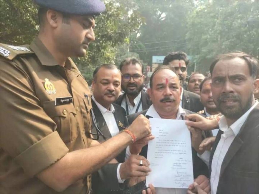 निबंधन मित्र के विरोध में उतरे अधिवक्ता सर्किट हाउस के बाहर प्रदर्शन कर सौपा ज्ञापन
