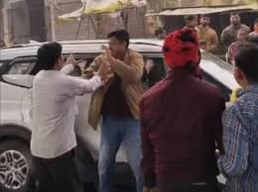 वाराणसी:हरहुआ में सादी वर्दी में राजातालाब थानाध्यक्ष ने ऑटो को ठोका,उपस्थित नागरिकों ने की थानाध्यक्ष की जमकर धुलाई,तीन दिन बाद ऑटो चालक ने घायलावस्था में ली अंतिम सांस