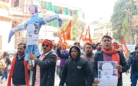 वाराणसी-शिवसेना के कार्यकर्ताओं ने बांग्लादेश के पी०एम० का फूंका पुतला