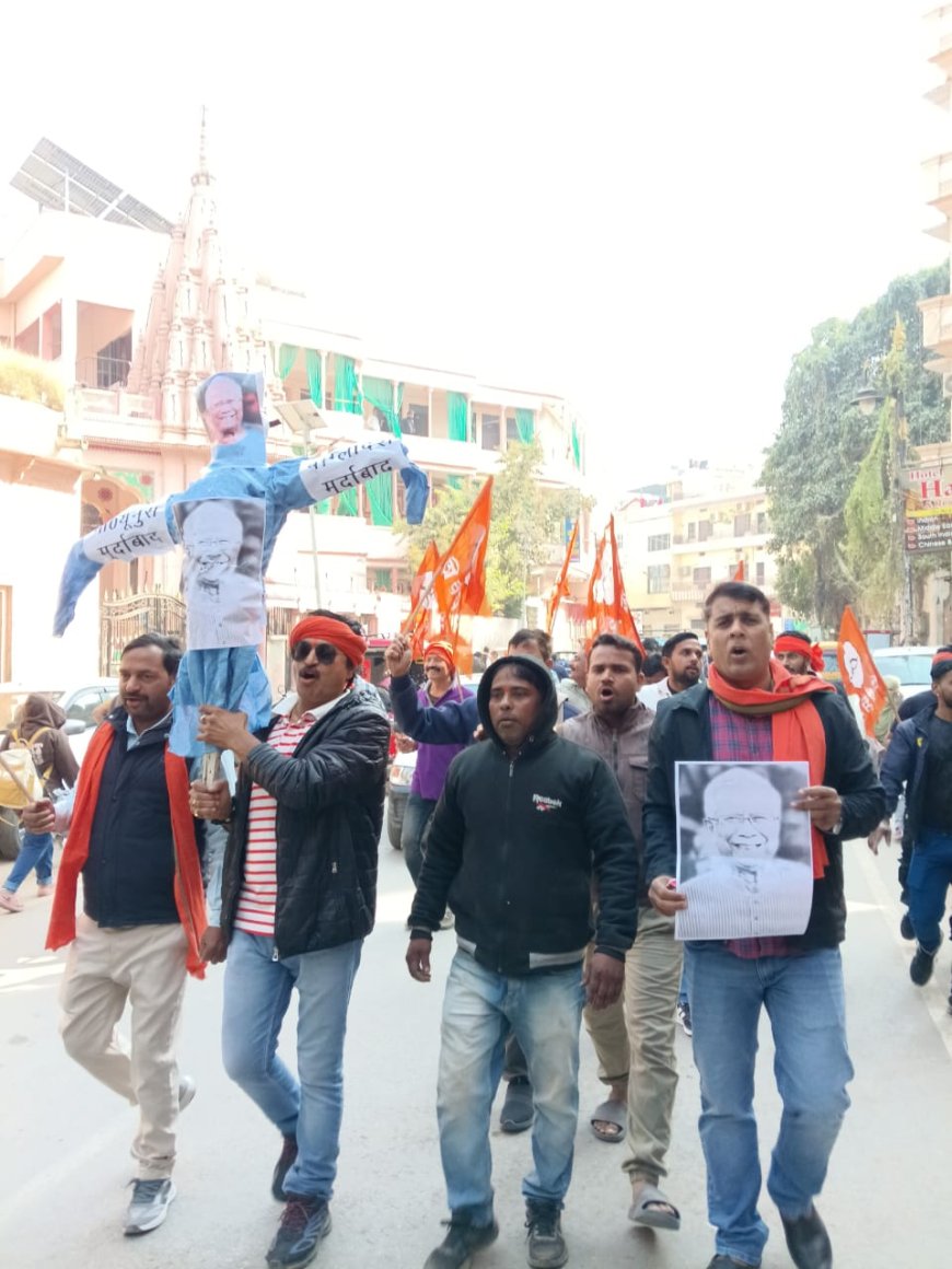 वाराणसी-शिवसेना के कार्यकर्ताओं ने बांग्लादेश के पी०एम० का फूंका पुतला