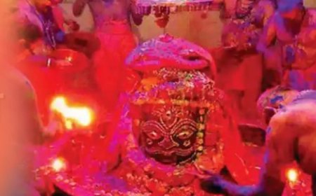 वाराणसी: रंगभरी एकादशी महंत आवास से पालकी में विदा कर गौरा को विश्वनाथ धाम  पहुंचे महादेव