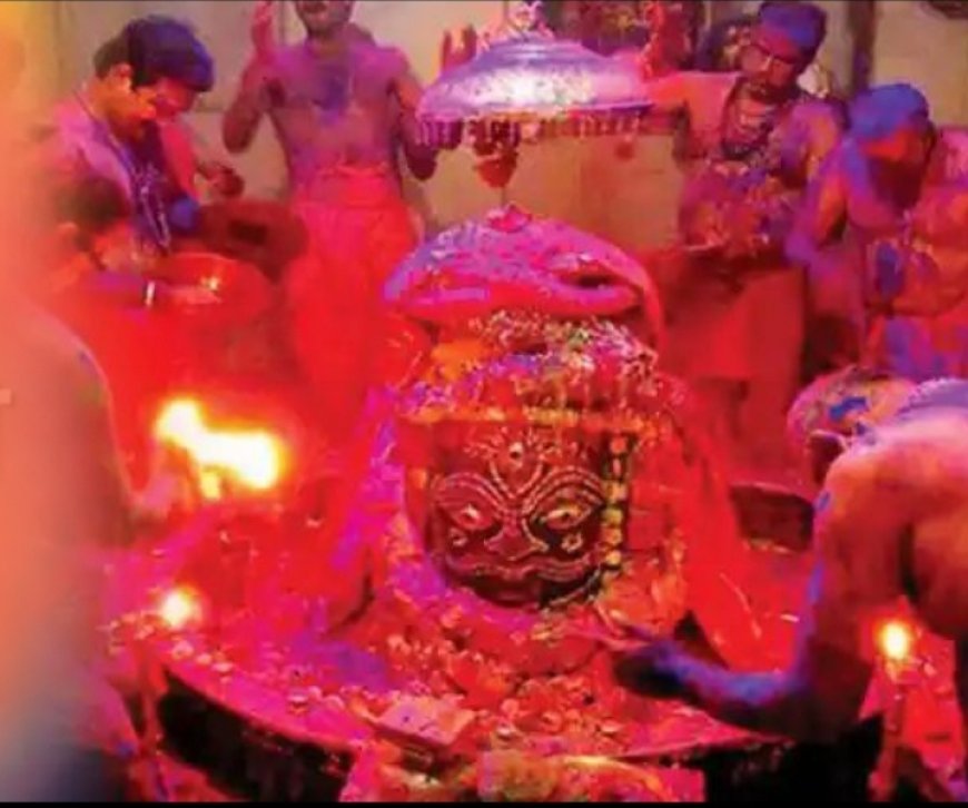 वाराणसी: रंगभरी एकादशी महंत आवास से पालकी में विदा कर गौरा को विश्वनाथ धाम  पहुंचे महादेव