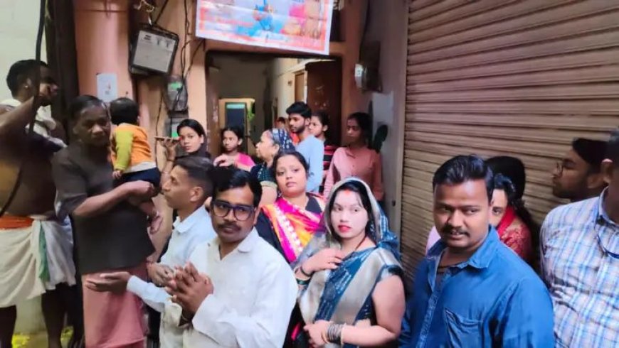 वाराणसी: रंगभरी एकादशी महंत आवास से पालकी में विदा कर गौरा को विश्वनाथ धाम  पहुंचे महादेव