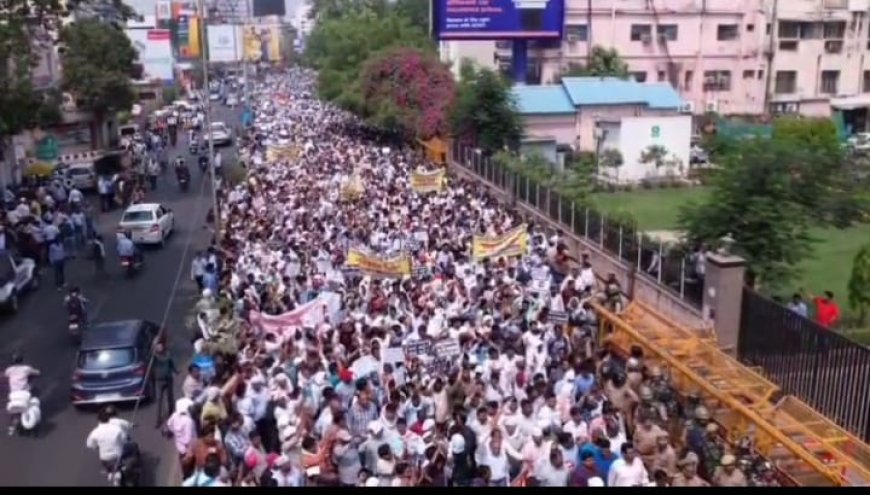 लखनऊ में बिजलिकर्मियो की बिजली के निजीकरण के विरोध में आयोजित विशाल रैली में बनारस के हजारों बिजलिकर्मियो ने भी दिखाया दम कहा "मरते दम तक बिजली का निजीकरण नही होने देंगे"