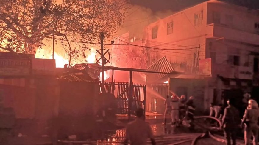 पटना में भीषण अग्निकांड, विश्वकर्मा टिम्बर में लगी आग; 10 घर भी चपेट में आए
