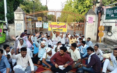 बनारस के बिजलिकर्मियो ने शुरू किया प्रबन्ध निदेशक कार्यालय पर अनिश्चितकालीन सत्याग्रह