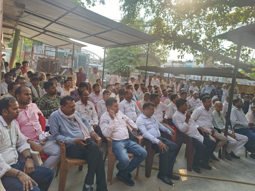 निजीकरण का विरोध: बनारस के बिजलिकर्मियो ने कज्जाकपुरा स्थित बिजली कार्यालय पर आज जोरदार जनजागरण सभा सम्पन्न हुई जिसमें काफी संख्या में लोग उपस्थित रहे