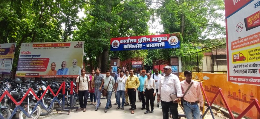 वाराणसी में सूदखोरी के खिलाफ ख़बर चलाने वाले पत्रकार डॉ0 सुनील जायसवाल के ऊपर मुकदमा दर्ज करने को लेकर पत्रकारों के प्रतिनिधिमंडल ने जेसीपी से की मुलाक़ात