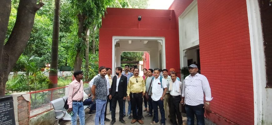 वाराणसी में सूदखोरी के खिलाफ ख़बर चलाने वाले पत्रकार डॉ0 सुनील जायसवाल के ऊपर मुकदमा दर्ज करने को लेकर पत्रकारों के प्रतिनिधिमंडल ने जेसीपी से की मुलाक़ात