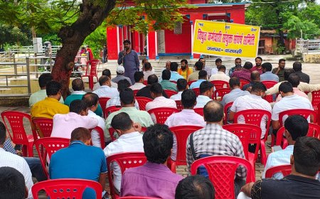 VARANASI: विधुतकर्मीयो ने भिखारीपुर पर जबरदस्त विरोध प्रदर्शन किया