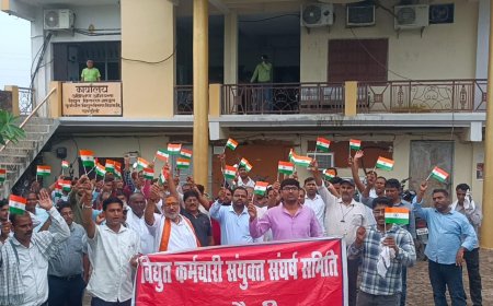 निजीकरण के विरोध में चल रहे आंदोलन की 257 वें दिन आज समस्त जनपदों और परियोजनाओं की भांति बनारस के बिजली कर्मचारियों ने व्यापक विरोध प्रदर्शन करते हुये समस्त बिजली कार्यालयों पर अपनी एकता का प्रदर्शन किया