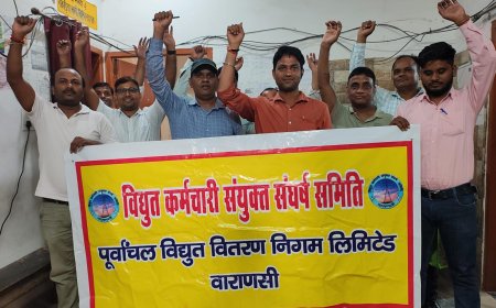 बनारस के बिजलकर्मीयो ने आज भी बिजली के निजीकरण के विरुद्ध विरोध प्रदर्शन के माध्यम से अपनी आवाज बुलंद की