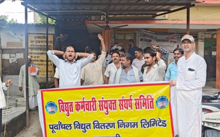 बनारस के बिजलिकर्मियो ने आज 275वे दिन भी बिजली के निजीकरण के विरुद्ध समस्त कार्यालयो पर  किया जोरदार विरोध प्रदर्शन