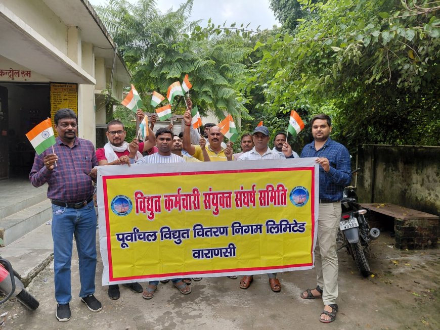 वाराणसी के बिजलिकर्मियो ने प्रदेश के समस्त बिजलिकर्मियो की भांति निजीकरण के विरोध करते हुये हाथ मे  तिरंगा लेकर काकोरी क्रांति के अमर शहीदों पंडित राम प्रसाद बिस्मिल, अशफाक उल्लाह खान, ठाकुर रोशन सिंह और राजेन्द्र लाहिड़ी को श्रद्धा सुमन अर्पित किए