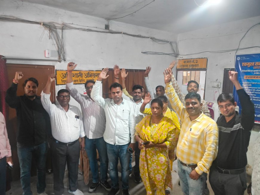 बनारस के बिजलिकर्मियो ने भी आज 259वें दिन बिजली के निजीकरण और बेतहाशा बिजली दरो में बृद्धि के खिलाफ  किया विरोध प्रदर्शन