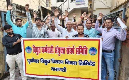 बिजली के निजीकरण के विरोध में चल रहे आंदोलन के आज लगातार 315वें दिन भी बनारस के बिजली कर्मियों ने प्रदेश के समस्त जनपदों की भांति ही  व्यापक विरोध प्रदर्शन सिगरा स्थित अधीक्षण अभियंता कार्यालय पर किया।