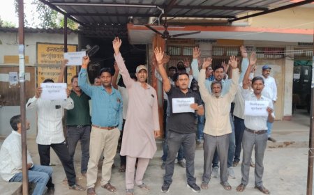 बनारस के बिजलिकर्मियो ने आज 317वें दिन भी बिजली के निजीकरण का विरोध करते हुए कहा कि अपने वर्षो के पढ़ाई लिखाई को बर्बाद नही होने देंगे मरते दम तक निजीकरण का विरोध करते रहेंगे