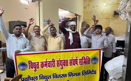 बनारस के बिजलिकर्मियो ने आज 321वें दिन भी निजीकरण का जोरदार विरोध करते हुये कहा कि निजीकरण की प्रक्रिया में  बड़े घोटाले की आशंका को देखते हुए निजीकरण का निर्णय निरस्त किया जाये