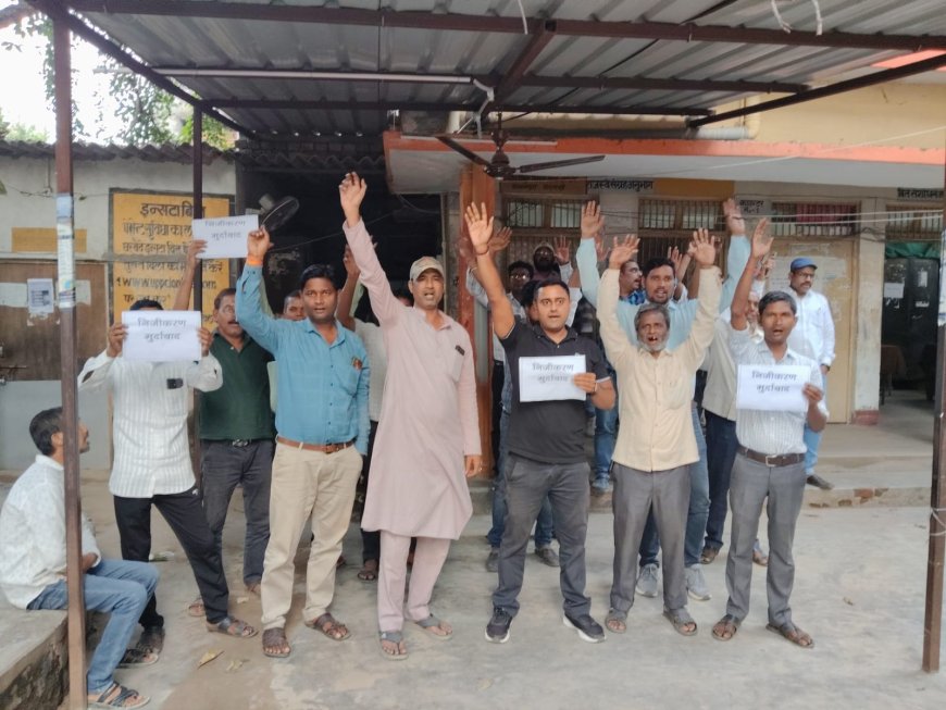 बनारस के बिजलिकर्मियो ने आज 317वें दिन भी बिजली के निजीकरण का विरोध करते हुए कहा कि अपने वर्षो के पढ़ाई लिखाई को बर्बाद नही होने देंगे मरते दम तक निजीकरण का विरोध करते रहेंगे