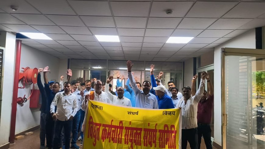 बनारस के बिजलिकर्मियो ने आज 321वें दिन भी निजीकरण का जोरदार विरोध करते हुये कहा कि निजीकरण की प्रक्रिया में  बड़े घोटाले की आशंका को देखते हुए निजीकरण का निर्णय निरस्त किया जाये