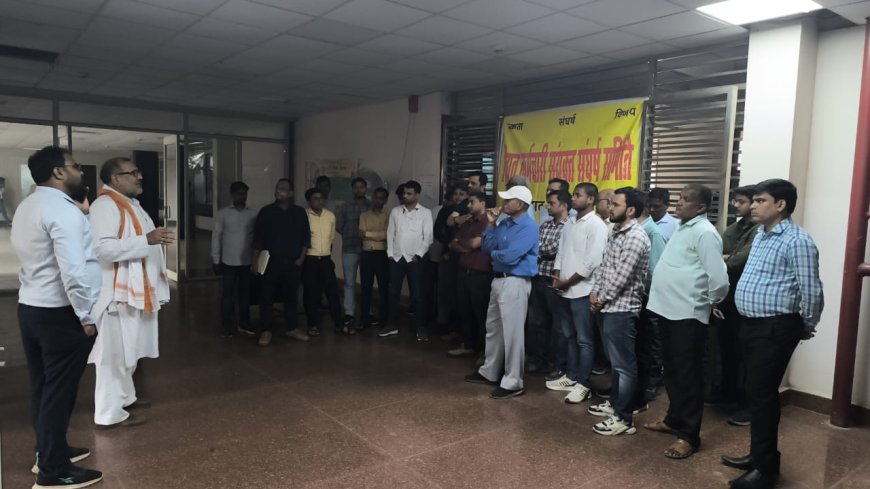 बनारस के बिजलिकर्मियो ने आज 321वें दिन भी निजीकरण का जोरदार विरोध करते हुये कहा कि निजीकरण की प्रक्रिया में  बड़े घोटाले की आशंका को देखते हुए निजीकरण का निर्णय निरस्त किया जाये