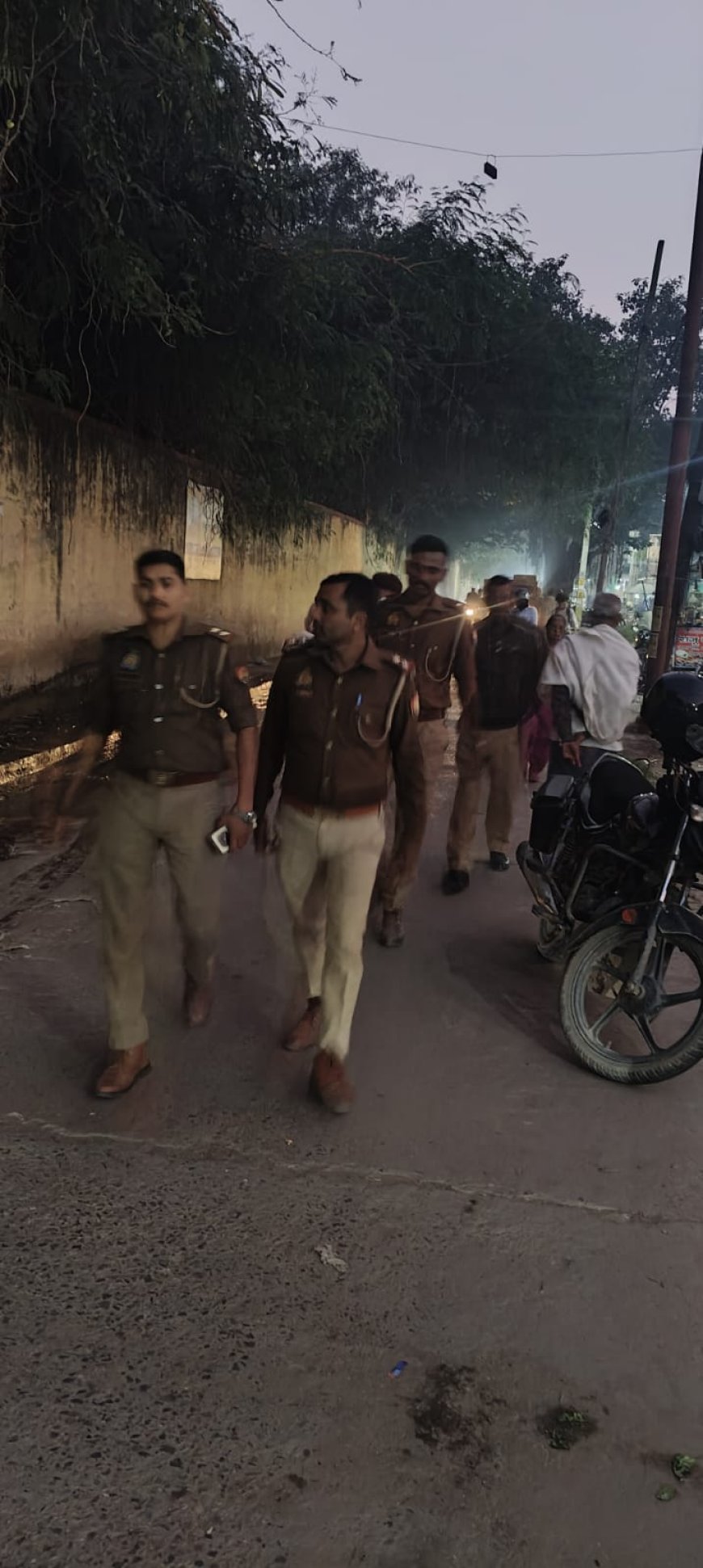 बरेका चौकी अंतर्गत नाथुपुर में शराबियों पर बरपा पुलिस का कहर