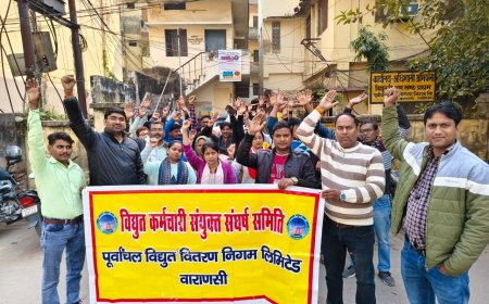 वाराणसी : बनारस के पेंषनर्स एवं नियमित बिजलकर्मियो ने बिजली के निजीकरण के विरुद्ध आंदोलन के 377वें दिन भी जमकर विरोध किया