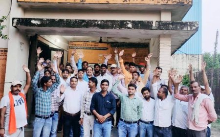 निजीकरण के विरोध में चल रहे आंदोलन के आज लगातार 379 वें दिन भी बनारस के  बिजली कर्मियों ने प्रदेश भर के समस्त जनपदों की तरह ही बनारस में व्यापक विरोध प्रदर्शन जारी रखा