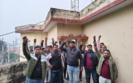 संघर्ष समिति उ0प्र0के आह्वान पर बिजली के निजीकरण के विरुध प्रदेश के समस्त जनपदों की भांति ही बनारस के बिजलकर्मियो ने आज आंदोलन के 380वें दिन भी जमकर विरोध प्रदर्शन किया