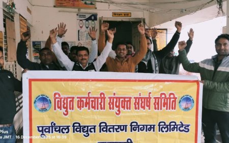 वाराणसी के विधुतकर्मियो ने निजीकरण के विरुद्ध आज 384वें दिन भी जमकर विरोध प्रदर्शन किया