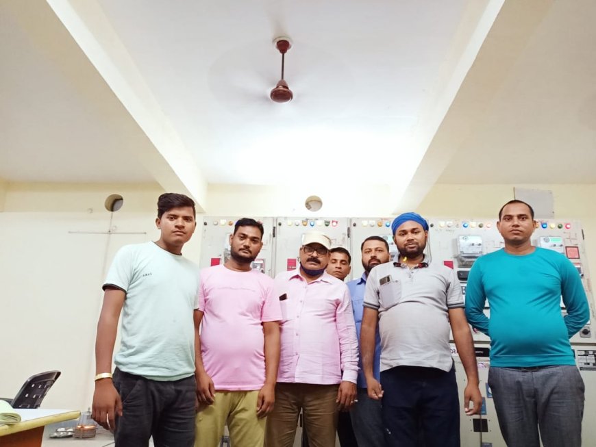निजीकरण के विरोध में चल रहे आंदोलन के आज लगातार 379 वें दिन भी बनारस के  बिजली कर्मियों ने प्रदेश भर के समस्त जनपदों की तरह ही बनारस में व्यापक विरोध प्रदर्शन जारी रखा