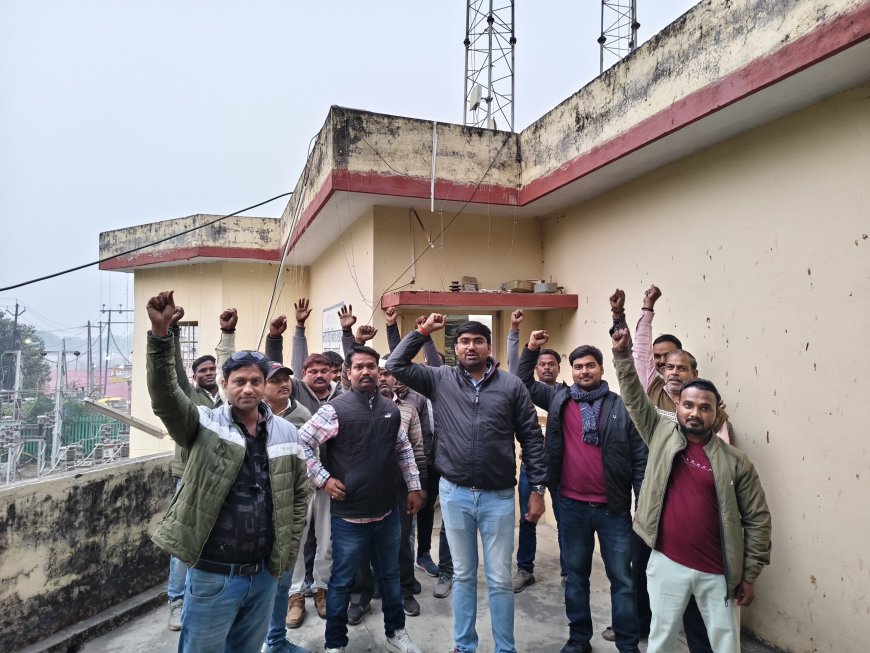 संघर्ष समिति उ0प्र0के आह्वान पर बिजली के निजीकरण के विरुध प्रदेश के समस्त जनपदों की भांति ही बनारस के बिजलकर्मियो ने आज आंदोलन के 380वें दिन भी जमकर विरोध प्रदर्शन किया