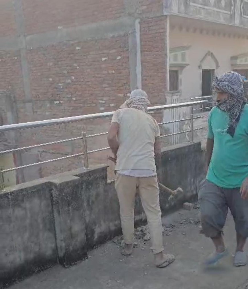 उत्तर प्रदेश:कहि चला हथौड़ा कही चला बुलडोजर वाराणसी दालमंडी ध्वस्तीकरण कार्य मे आयी तेजी