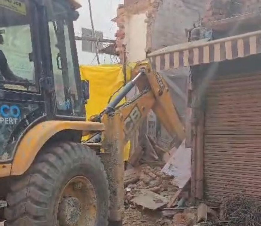 उत्तर प्रदेश:कहि चला हथौड़ा कही चला बुलडोजर वाराणसी दालमंडी ध्वस्तीकरण कार्य मे आयी तेजी