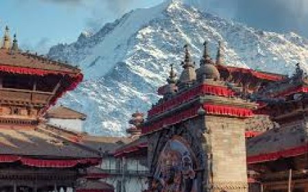 हिमालय की गोद में बसा नेपाल: माउंट एवरेस्ट से लेकर गणराज्य बनने तक, इतिहास, संस्कृति, धर्म और राजनीतिक बदलावों की पूरी गाथा