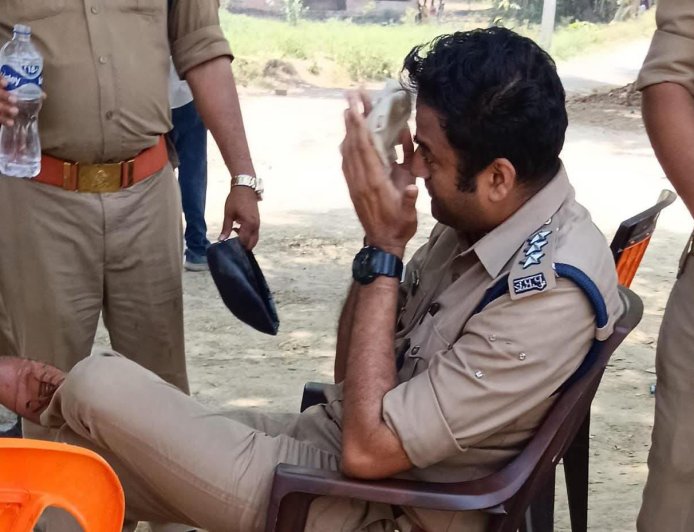 वाराणसी:चोलापुर के नेहिया गांव में झंडा बना विवाद,  हिंसक हुई भीड़ ने किया बवाल, एसीपी सहित 3 घायल