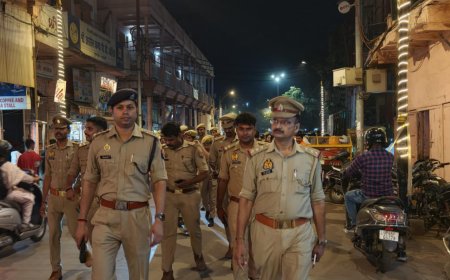 वाराणसी: CP मोहित अग्रवाल के निर्देश पर ACP कोतवाली ने की पैदल गश्त, अतिक्रमणकारियों को दी सख्त चेतावनी