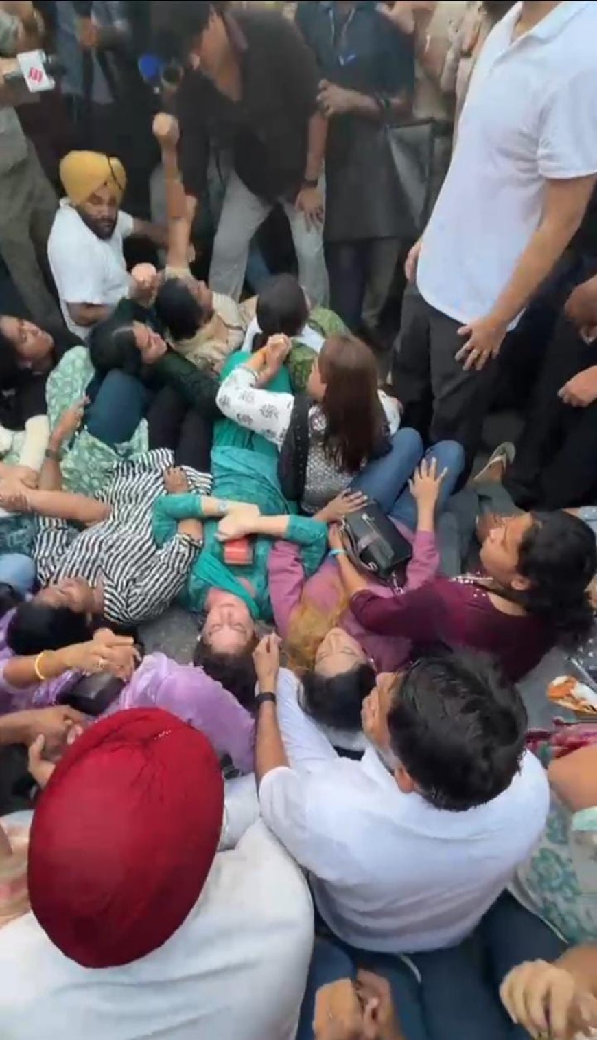 सड़क पर लेट गईं प्रियंका गांधी, हाथ में थी संविधान की कॉपी, पुलिस ने घसीट कर हटाया ! राहुल गांधी को उठाकर डाला बस में