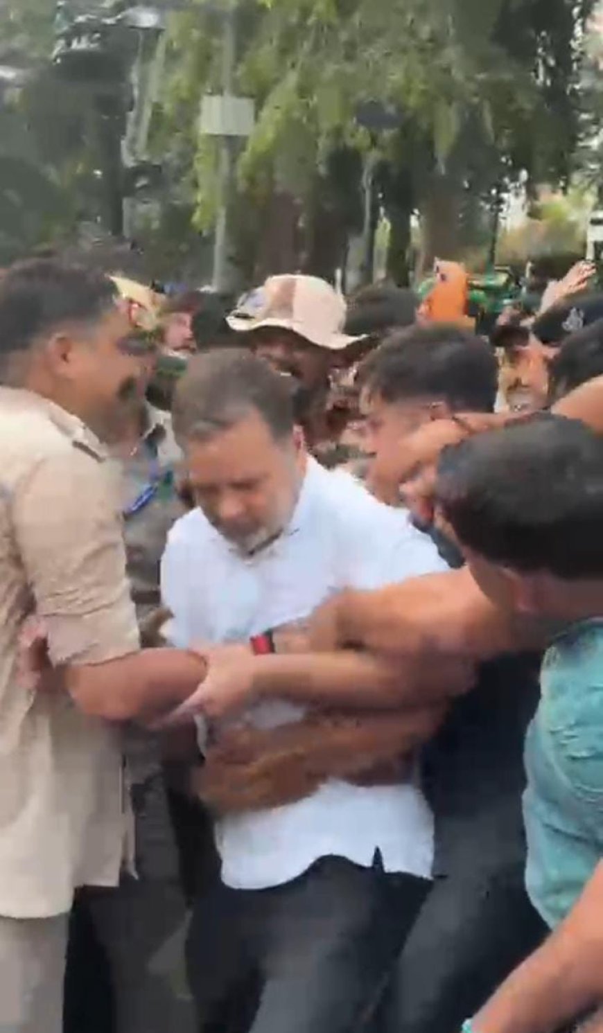सड़क पर लेट गईं प्रियंका गांधी, हाथ में थी संविधान की कॉपी, पुलिस ने घसीट कर हटाया ! राहुल गांधी को उठाकर डाला बस में